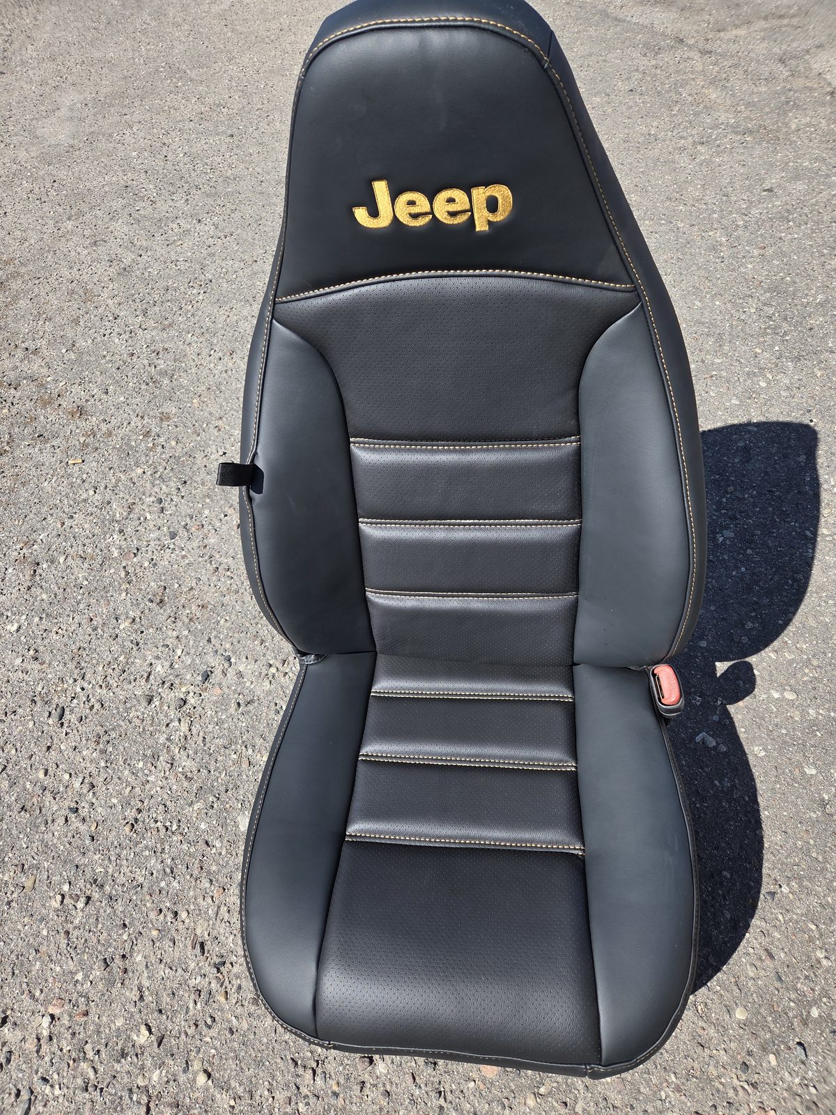 Jeep salono sėdynės atnaujinimas